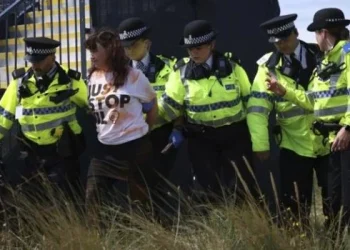 Activistas interrumpen en el Abierto Británico de Golf arrojando una sustancia naranja en el green del 17 del Royal Liverpool