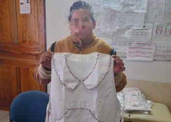 Integrantes de la Casa de la Mujer entregaron prendas de vestir a la escuela especial Papernó