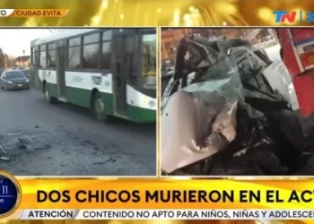Dos jóvenes murieron en un choque contra un colectivo en Buenos Aires