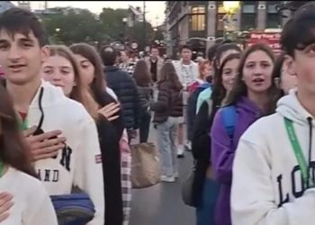 El emotivo video que se volvió viral: Estudiantes argentinos cantaron la Marcha de Malvinas frente al parlamento británico en Londres