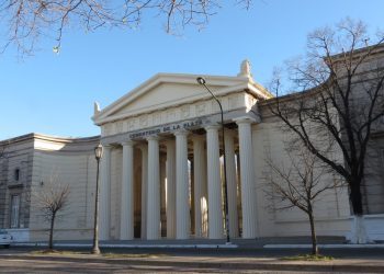 La Plata: Una mujer fue a visitar la tumba de sus papás al cementerio y se encontró con la peor de las sorpresas