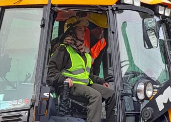 Celeste Poggi es la primera mujer que maneja maquinaria contra incendios en el Parque Nacional Lanín