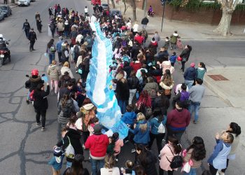 Jardines SEOS marcharon con una bandera de 20 metros para celebrar la Independencia