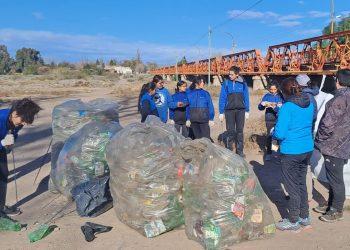 Alumnos de la Iaccarini, Club de Leones, Jóvenes a Futuro y la Municipalidad limpiaron parte del río Diamante