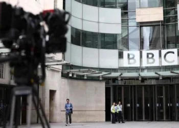 La BBC suspende a presentador acusado de pagarle a un menor por fotos explícitas