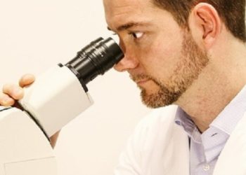 La historia de Sánchez Ordóñez: el químico que diseñó nanorrobots para curar el cáncer