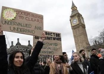 Médicos residentes de Inglaterra continúan la huelga a pesar de los aumentos salariales