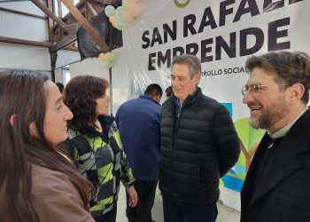 Cerca de 100 microemprendedores locales recibieron apoyo económico municipal para continuar y fortalecer sus actividades