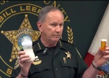 Para hacer dormir a su bebé, le puso droga en la mamadera y lo mató