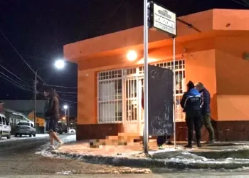 Tragedia en Santa Cruz: Se resbaló por la escarcha, cayó y murió en el acto