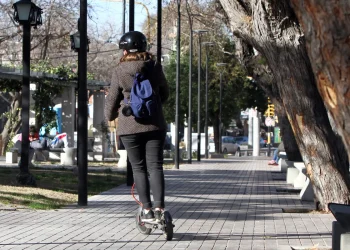 Seguro, casco y chaleco: buscan regular el uso del monopatín eléctrico en Mendoza