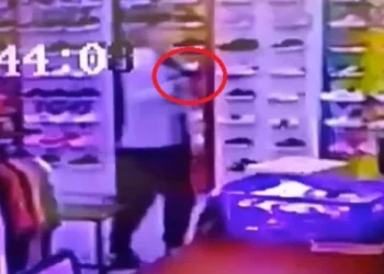 Un adolescente le robó el arma a su padre policía, robó unos botines y disparó contra un patrullero