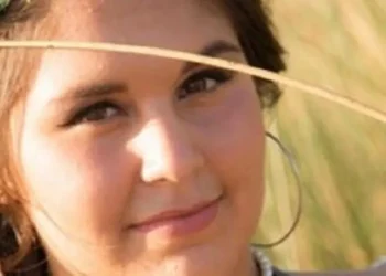 Tragedia en una escuela del país: Una adolescente chocó contra una puerta de vidrio y murió desangrada