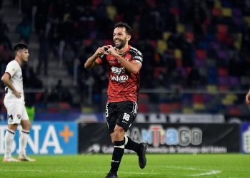 Golazo desde la mitad de cancha de Lucas Gamba en la victoria de Central Córdoba