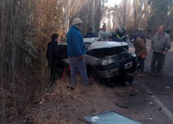 Choque en Rama Caída: un auto al zanjón y su conductor lesionado