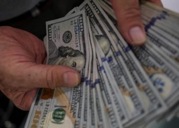 Sigue la escalada del dólar blue: saltó $10 y cerró a $522