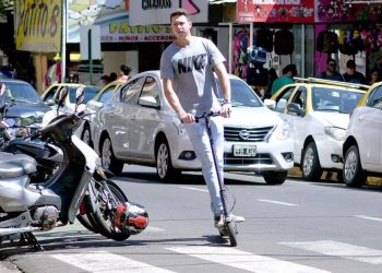 Proyecto de ley propone que usuarios de monopatín paguen seguro, usen casco y chaleco refractario para evitar accidentes