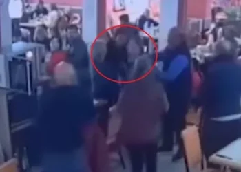 El mozo salvó a una clienta que se atragantó con una papa: «Fue algo impresionante»