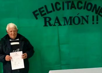 El buen ejemplo  de Ramón: iba a la escuela descalzo, sufrió bullying y pudo terminar la primaria a los 72 años