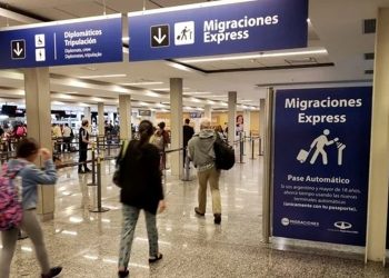 Subió el ingreso de dólares por turismo extranjero, pero no saldó el gasto de los argentinos que viajan afuera