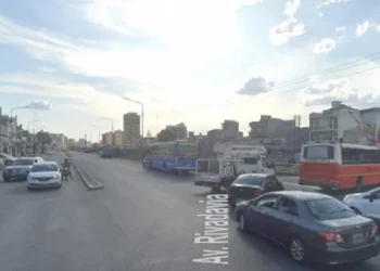 Otra de relatos salvajes: Un colectivero fue arrastrado 200 metros en el capó de una camioneta tras una discusión de tránsito