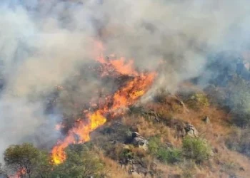 Incendios en Córdoba: hay cuatro focos activos, evacuados y viviendas afectadas en Villa Yacanto