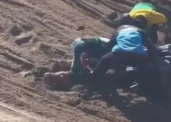 Desesperación total en una carrera de motos: un corredor se cayó y quedó con la cabeza atrapada en la rueda (video)