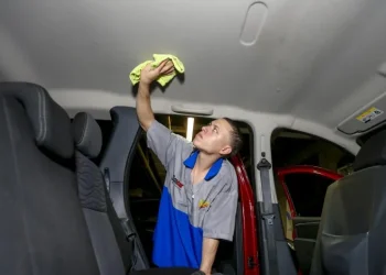 Atención: El truco definitivo para limpiar las manchas del interior del techo del auto