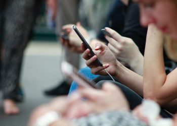 El uso del celular en los menores de edad: China busca limitar el tiempo de actividad diaria y genera debate