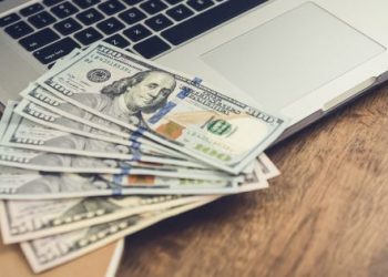 Ganar en dólares: la cantidad de argentinos que trabajan para el exterior creció 85% en un año