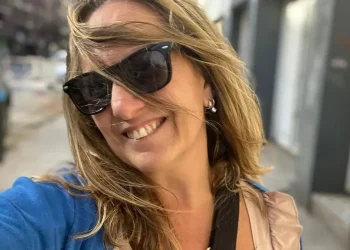 El caso de la mujer que estuvo en pareja, se separó y a los 49 años decidió casarse con ella misma: “Me amo y me elijo”