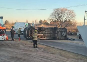 Tres esquinas: volcó un minibus con alumnos