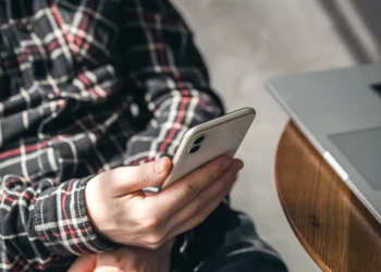 Alerta por sedentarismo en Mendoza: los jóvenes priorizan los celulares sobre el deporte