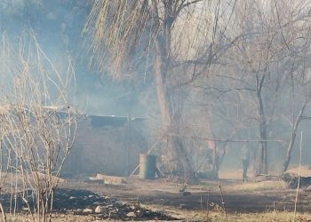 Vecinos de Cuadro Benegas debieron apagar un incendio porque según ellos los bomberos no tenían combustible