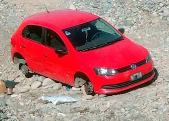 Encontraron un auto que fue hurtado en Rama Caída: le robaron las ruedas