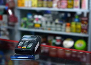 AFIP investigará el consumo con tarjetas de débito en septiembre: cuál es el límite y qué pasa si lo excedés