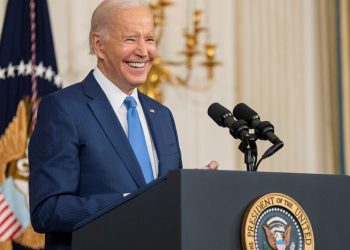Biden ironizó acerca de la fotografía policial de Trump: «Es un tipo guapo»