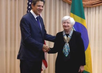 Brasil reduce la tasa de interés por primera vez en tres años