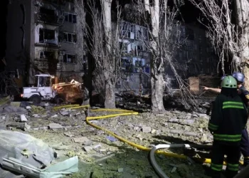 Buscan a sobrevivientes tras ataque ruso que alcanzó un edificio en Ucrania y dejó siete muertos