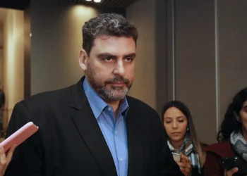 Cambia Mendoza asegura que la eliminación del ítem aula “le bajará el sueldo a todos los docentes”