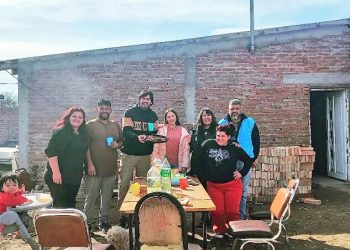 Gracias a la solidaridad una familia pasó de vivir en un colectivo a construir su casa propia en San Rafael