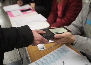 Debutó en Mendoza el sistema de votación por huella digital y muchos se sometieron a la prueba por curiosidad