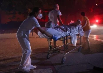 Decenas de pacientes hospitalizados fueron evacuados en el cuarto día de incendios en Grecia