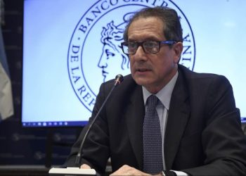 Denuncian al presidente del BCRA por presunta utilización de encajes financieros en dólares