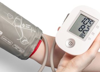 El fraude detrás de las aplicaciones que aseguran medir la presión arterial o tomar la fiebre