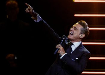 «El plan B»: un doble de Luis Miguel fue filmado cerca del escenario durante el último show del artista mexicano