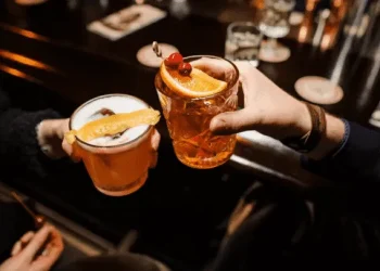 El repudiable cartel de un bar que estableció un «tiempo límite» para consumir en su local