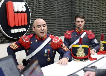 Dos Granaderos recorren las escuelas revalorizando la gesta libertadora de San Martín y visitaron FM Vos