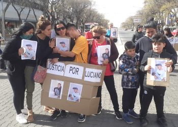 Familiares y amigos de Luciano Gómez pidieron justicia: “Una chica lo sacó de donde estaba y lo entregó a los pibes para que le pegaran”