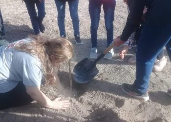 Alumnos de la escuela Garbín conmemoraron el Día Provincial del Árbol plantando un forestal en un paseo